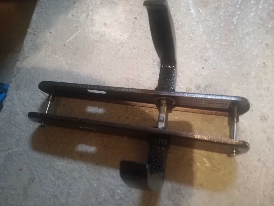 Продавам брава с дръжки за входна и интериорна врата