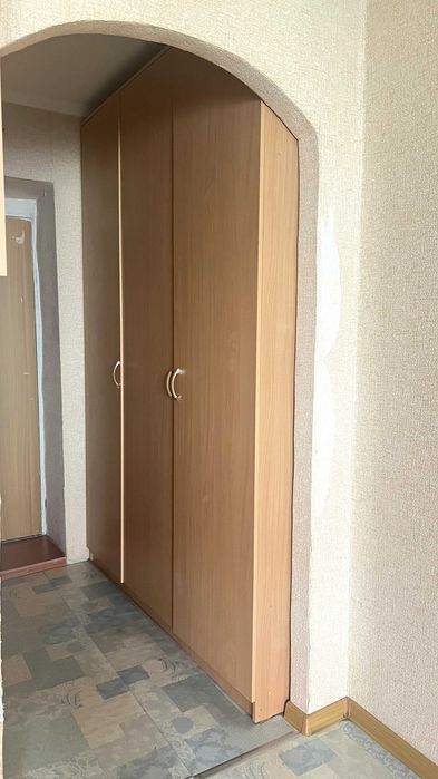 Шкаф в прихожую, СРОЧНО продам шкаф в отличном состоянии. ТОРГ