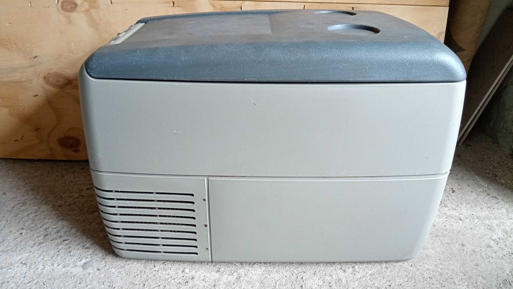 Компресорен хладилник WAECO за каравана/кемпер на 12/24 волта