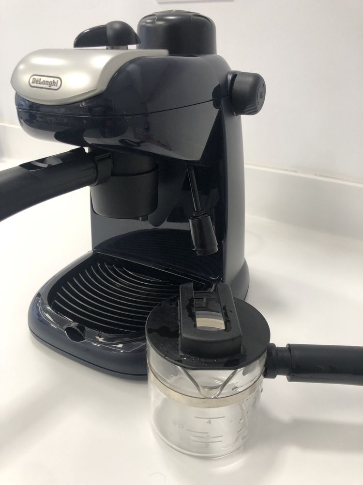 Vand expresor de cafea DeLonghi