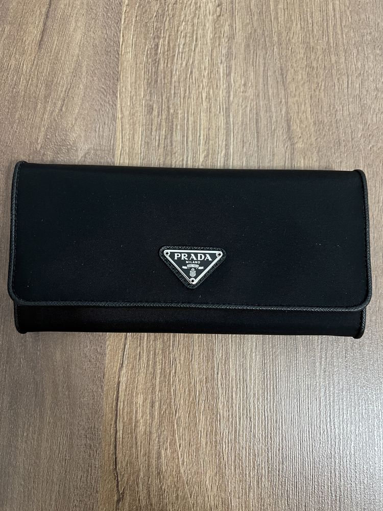 Продается портмоне Prada оригинал новое