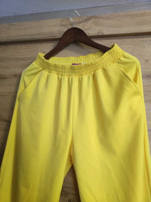 Костюм нов  размер Л но става и за М.