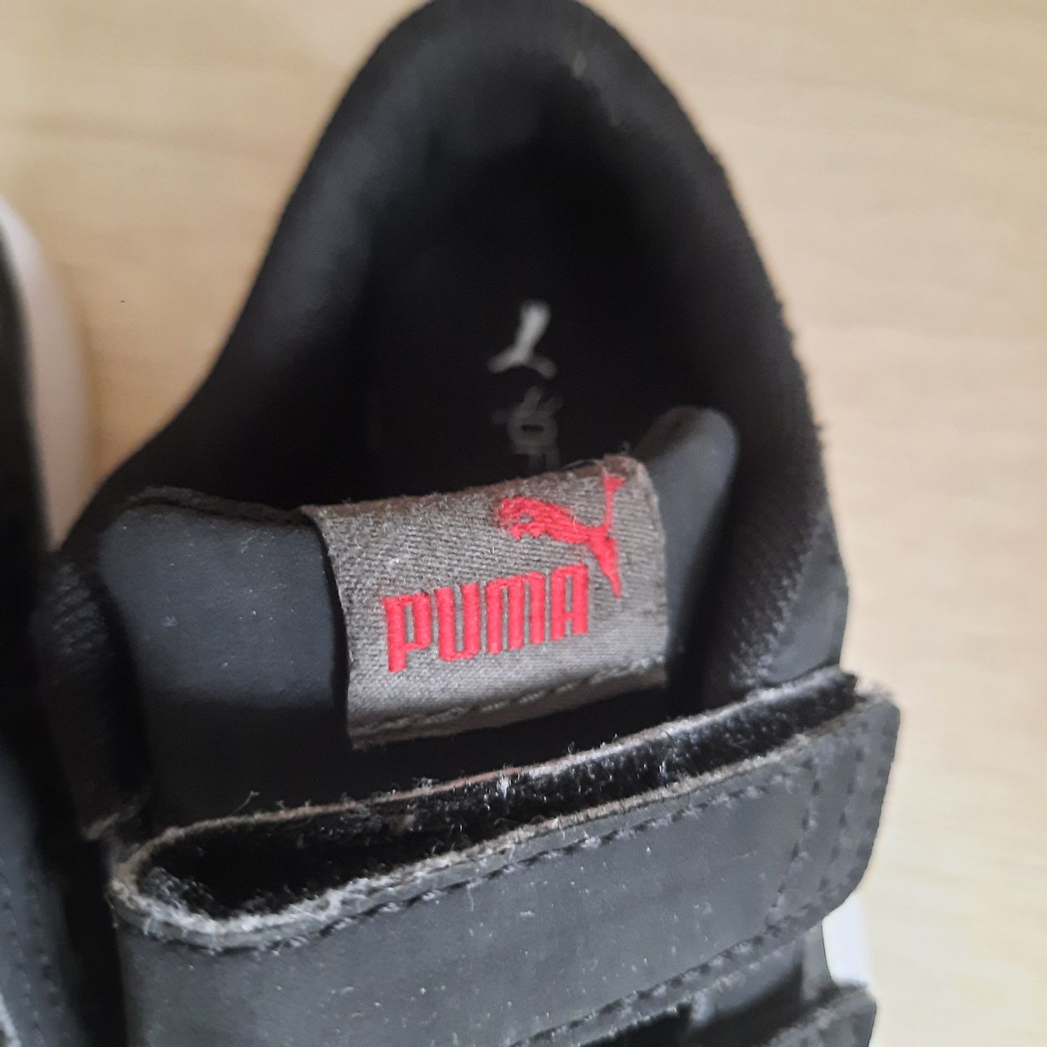 Pantofi sport Puma, masura 23, negru cu rosu, stare foarte buna