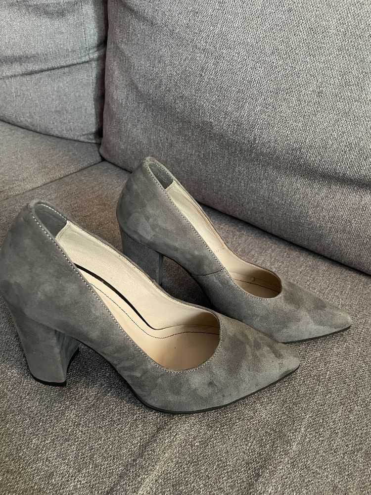 Pantofi gri cu toc