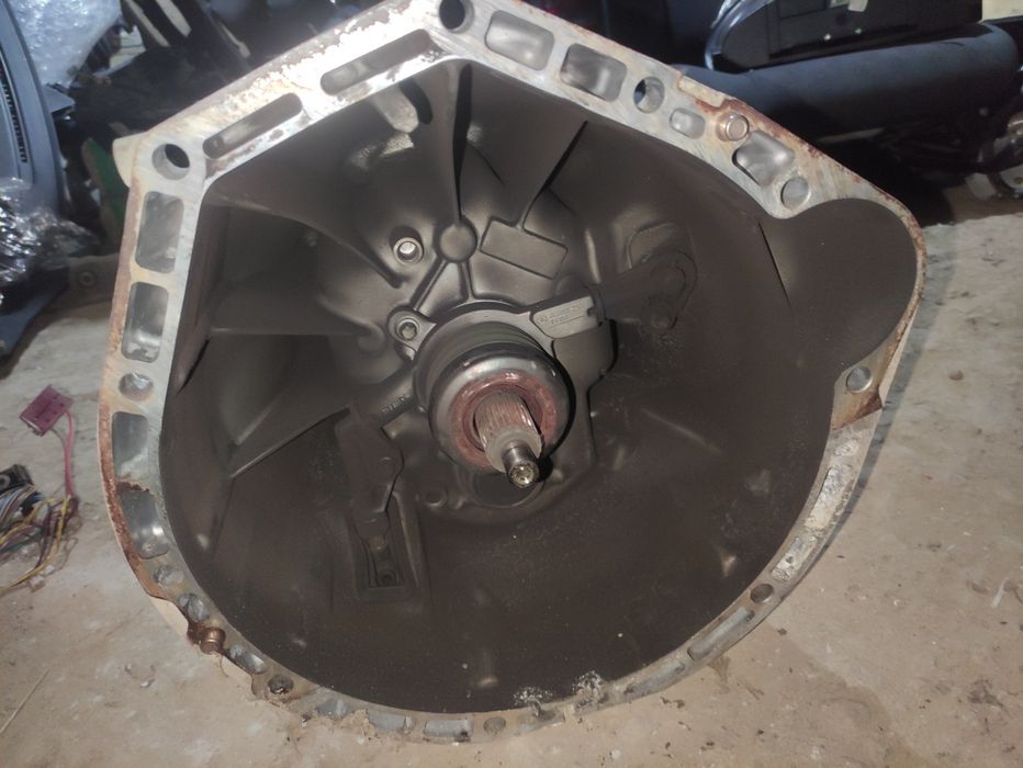 Продавам ръчна скоростна кутия mercedes Benz C class