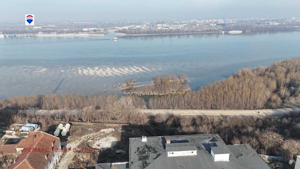 Продава се Промишлена сграда в Русе, Тракцията - 4085 кв.м за 1009 €/кв.м - Снимка #9