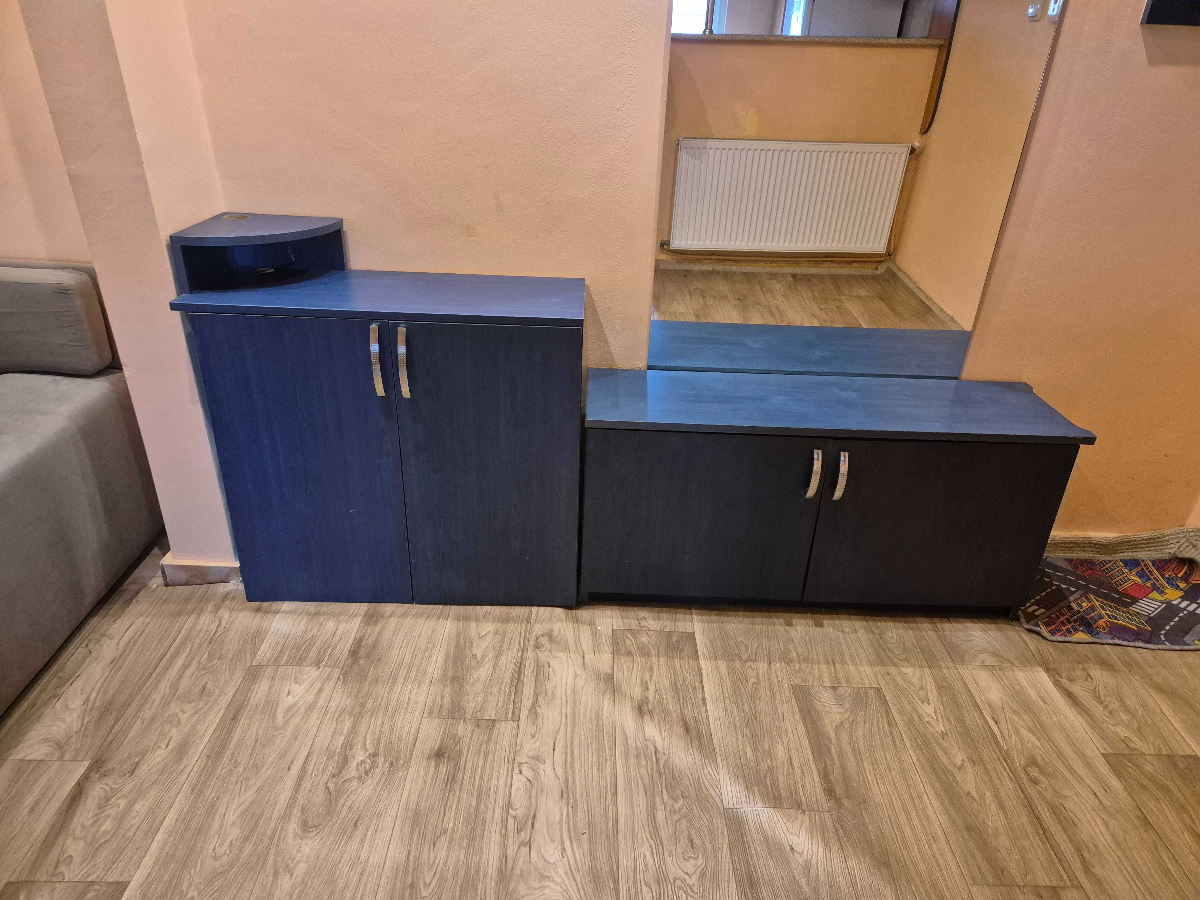 Set dressing, rafturi suspendate cu usi, masa de calculator, comoda tv