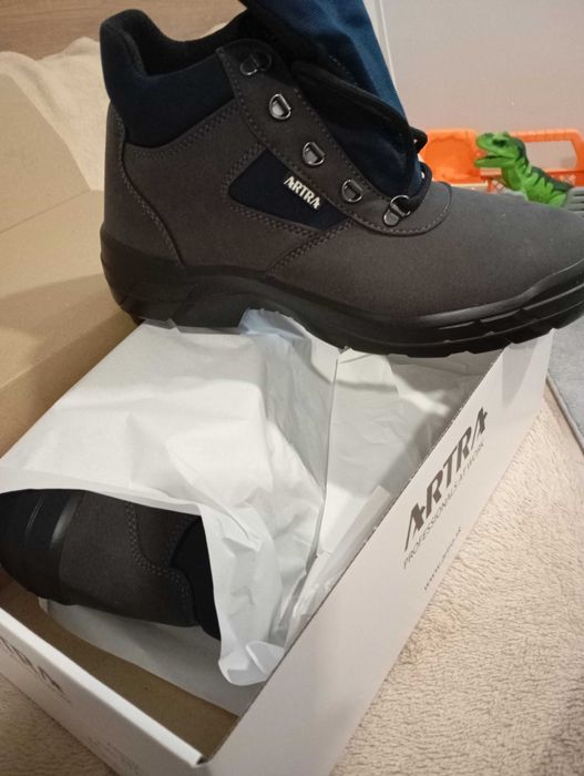 Продавам зимни обувки Artra много качествени.