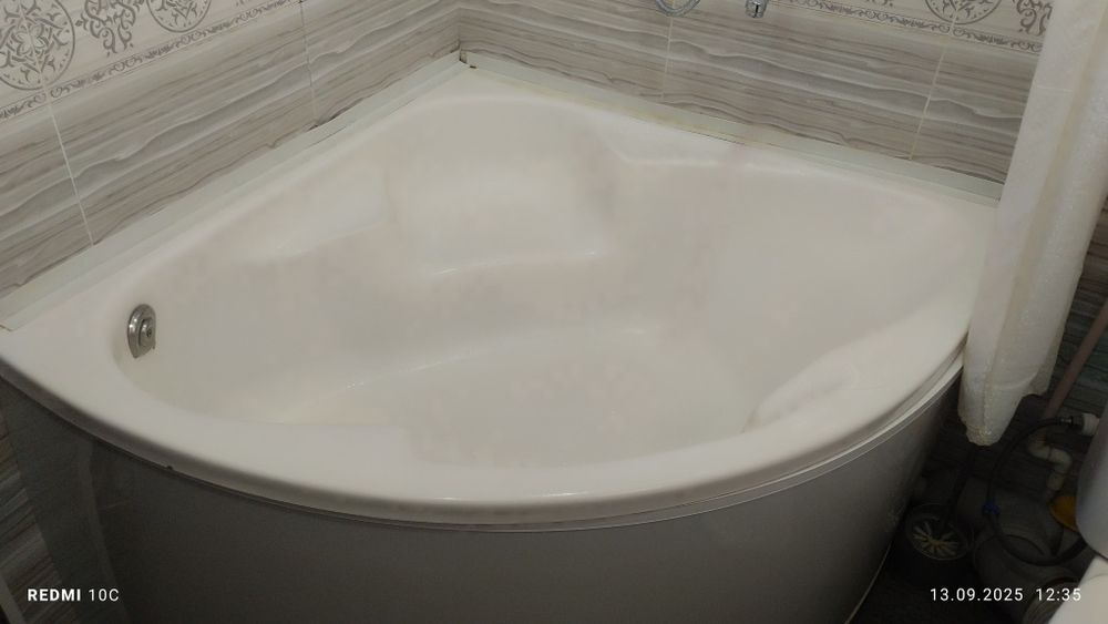 Ванна керамическая 110х110 с фартугом в бонус унитаз и дуга занавески