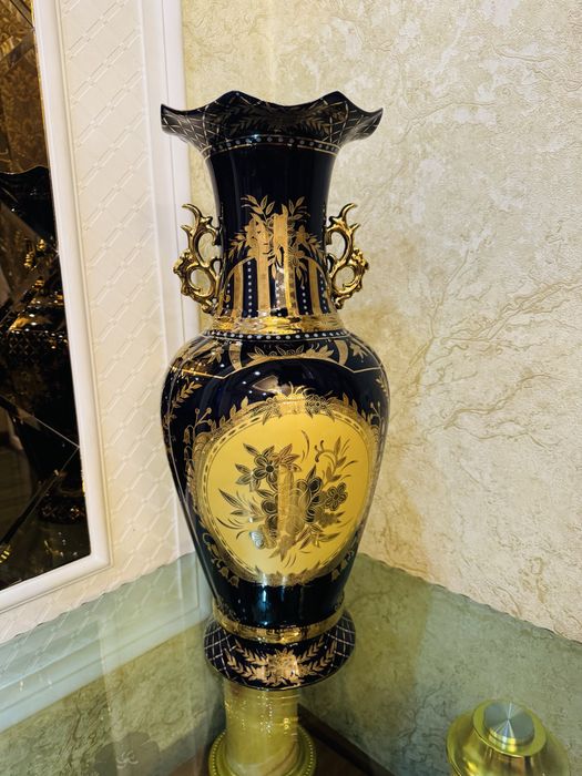 Фарфорофая ваза.