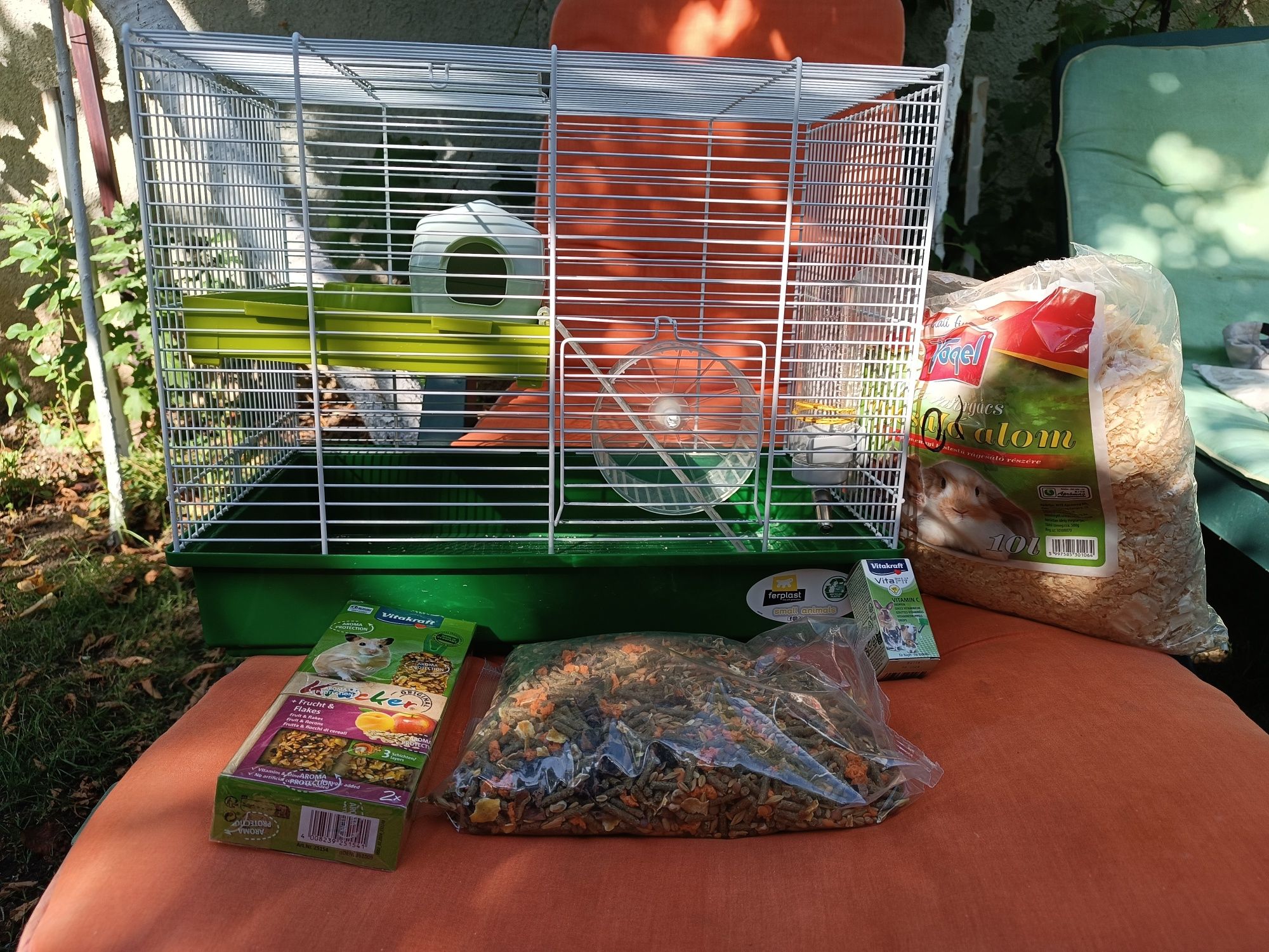 Vând cușcă hamster + accesorii și mâncare incluse