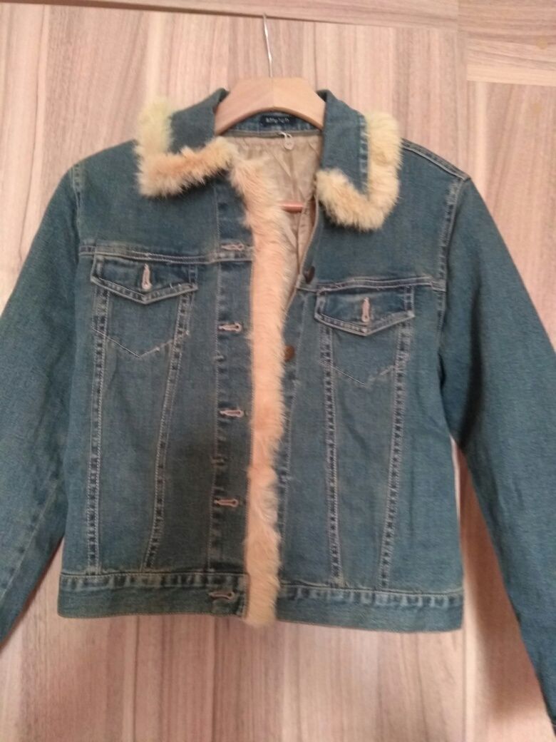 Продается джинсовая куртка на девочку подростка