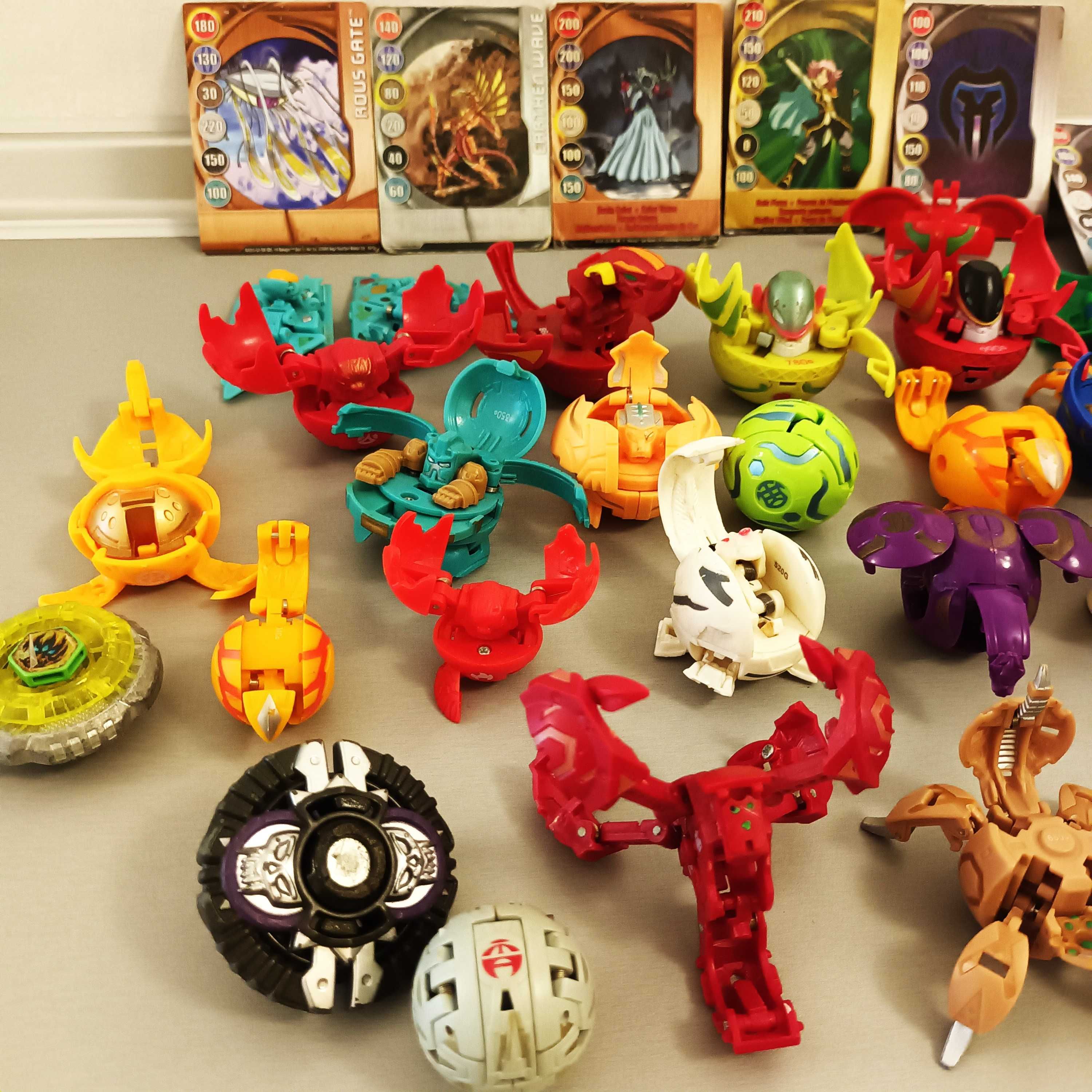 Bakugan 25 бр плюс 10 магнитни карти