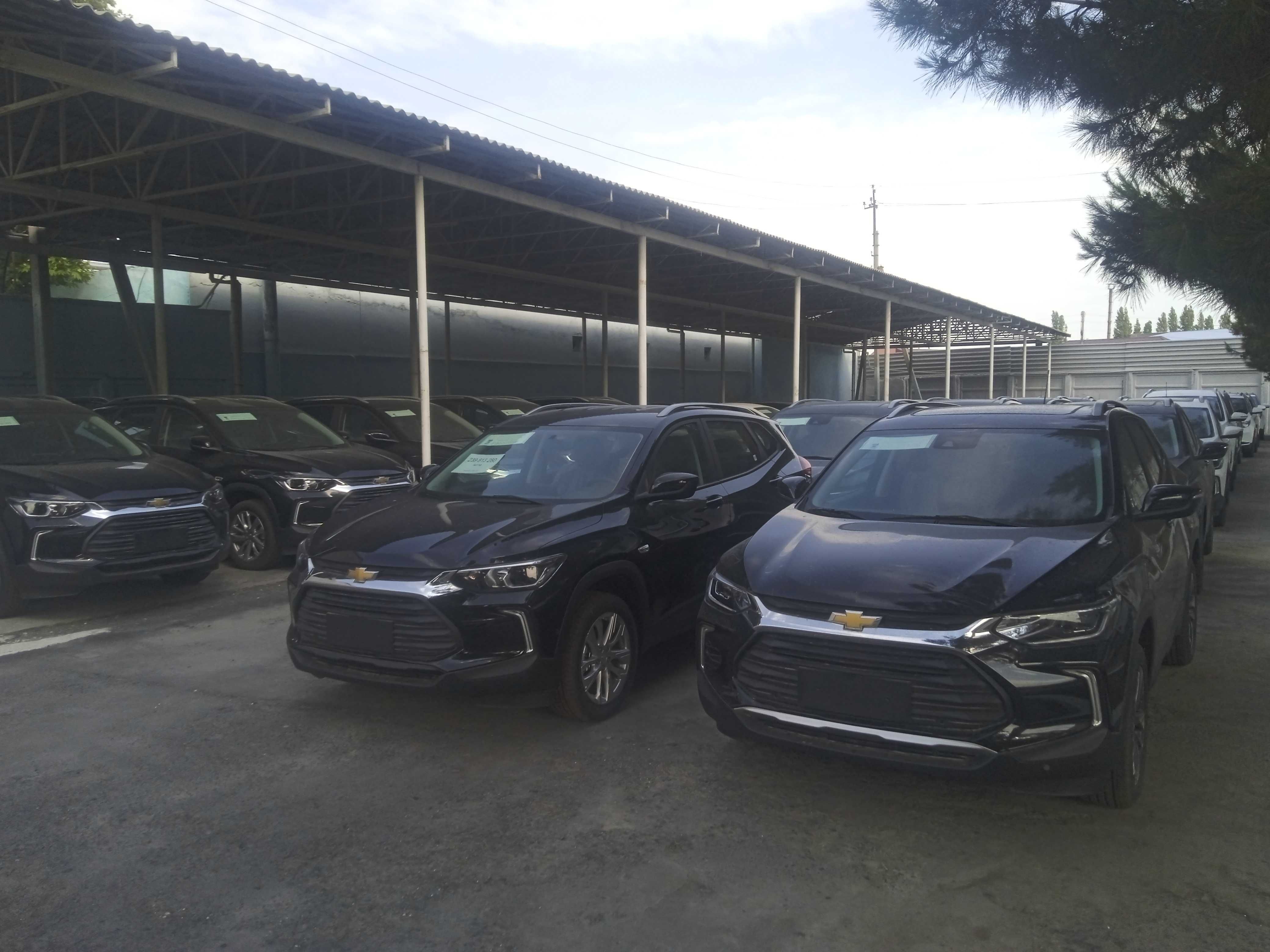 GM Chevrolet mashinalar yangi sotiladi salonda, credit xam bor 15%