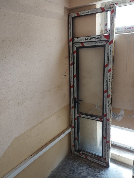 Продам пластиковую раму и дверь.