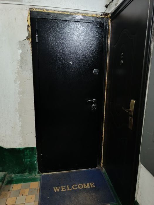 Дверь  входная  бу