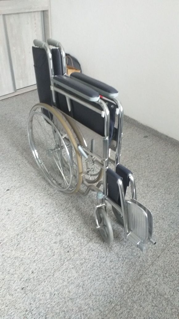 Scaun cu rotile pentru persoane cu dizabilitati pliabil