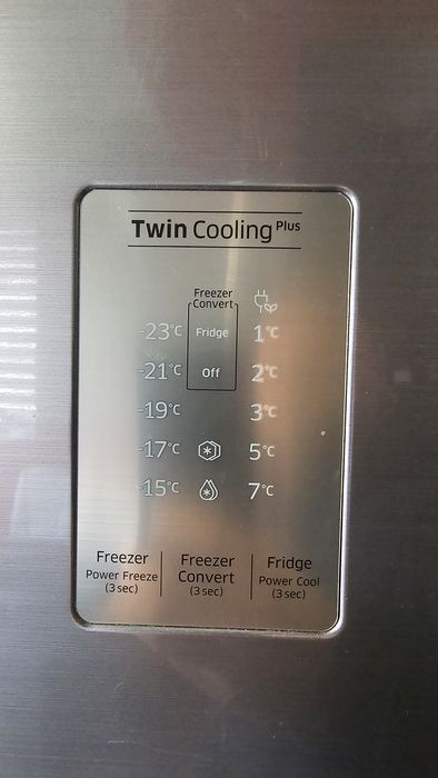Хладилник с фризер