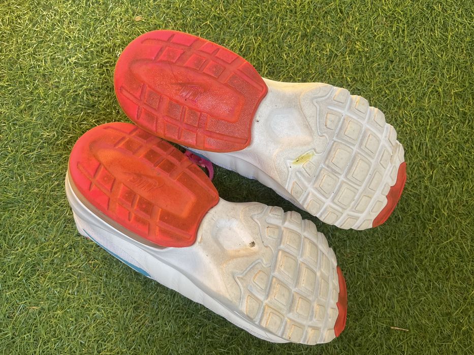 Adidasi Nike albi
