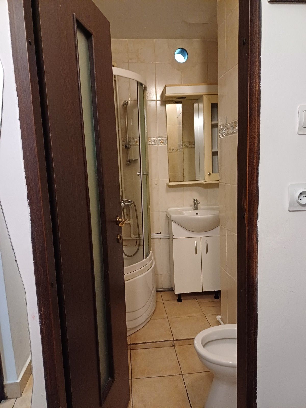 Închiriez garsoniera