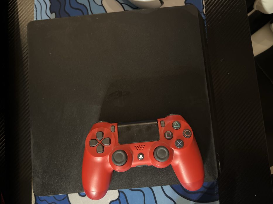 Playstation 4 slim 500GB,с един червен джойстик и всички кабели