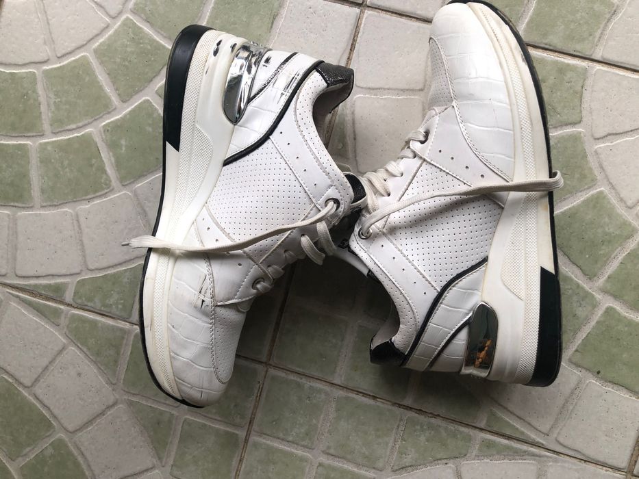 Adidasi albi de dama  keys