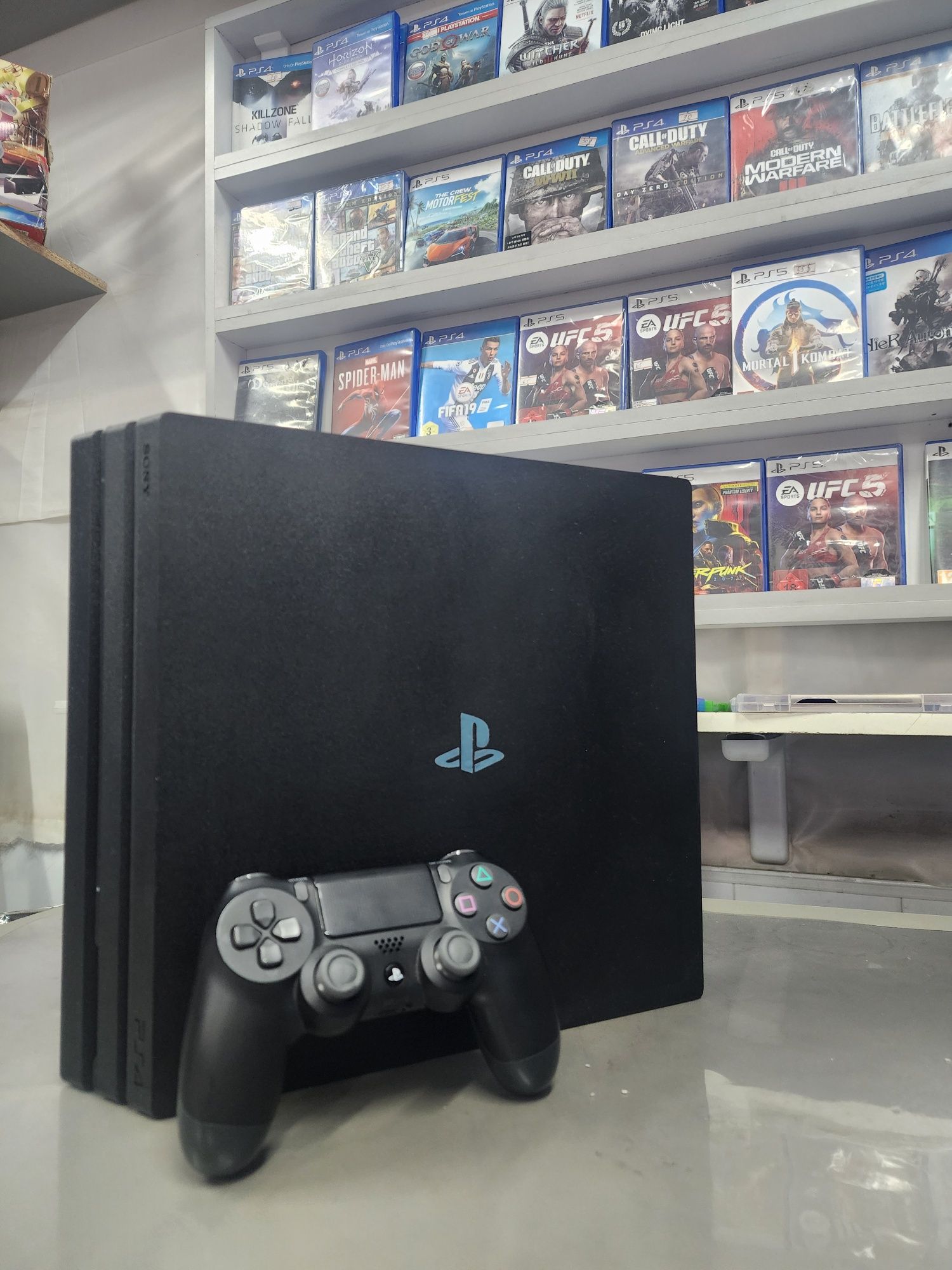 Продается игровой консол Sony Playstation 4 PRO