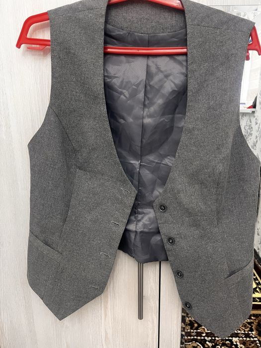 Жилетка женская много не носили одели пару раз сшита идеально