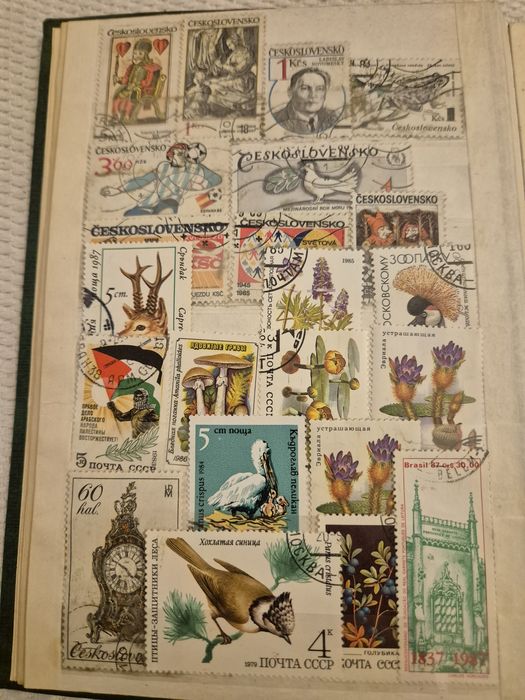 Класьор с марки от различни държави