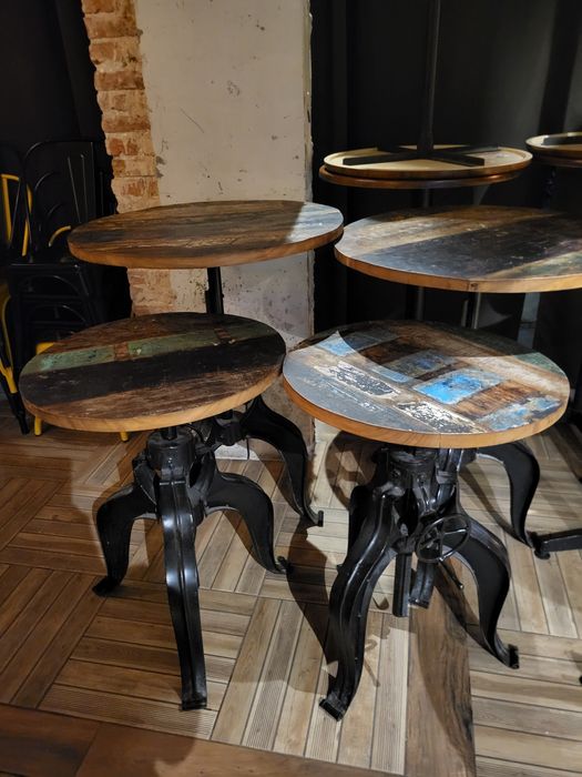 Високи бар маси и столове, ниски маси, кресла, декоративна зеленина