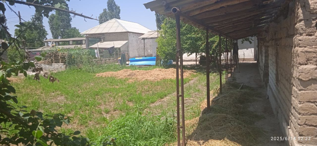8 sotixli uyi bilan sotiladi
