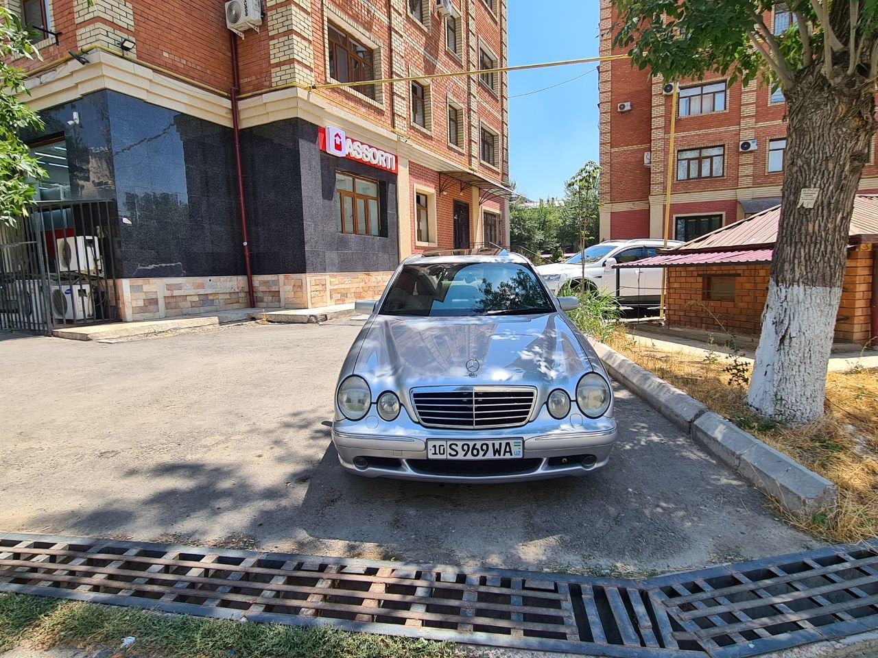 Mercedes    e210