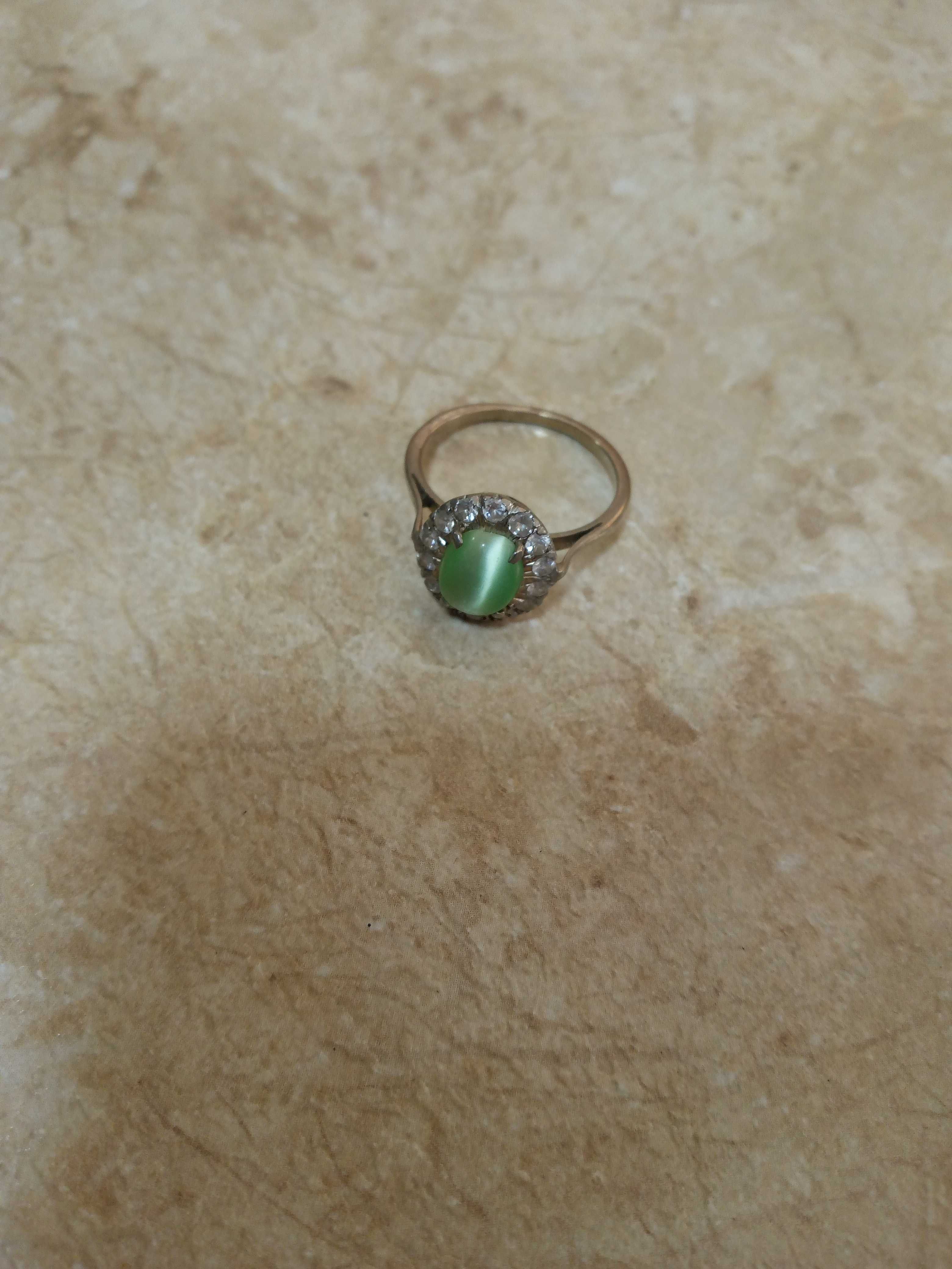 Кольцо серебро с советской пробой и зеленым камнем.