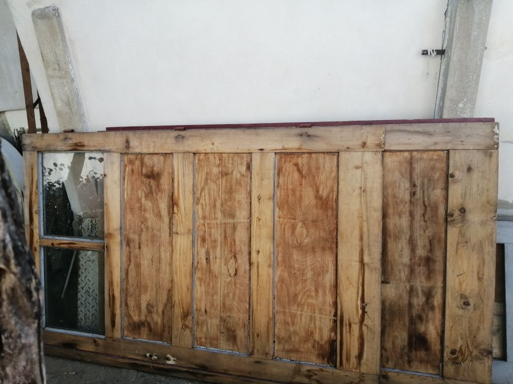 De vânzare doua uși din lemn pentru garaj