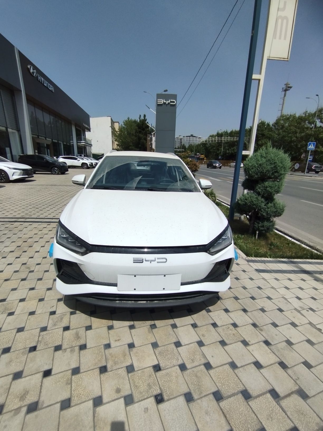 Byd e2 avtomobili sotuvda Andijon avtosalonida