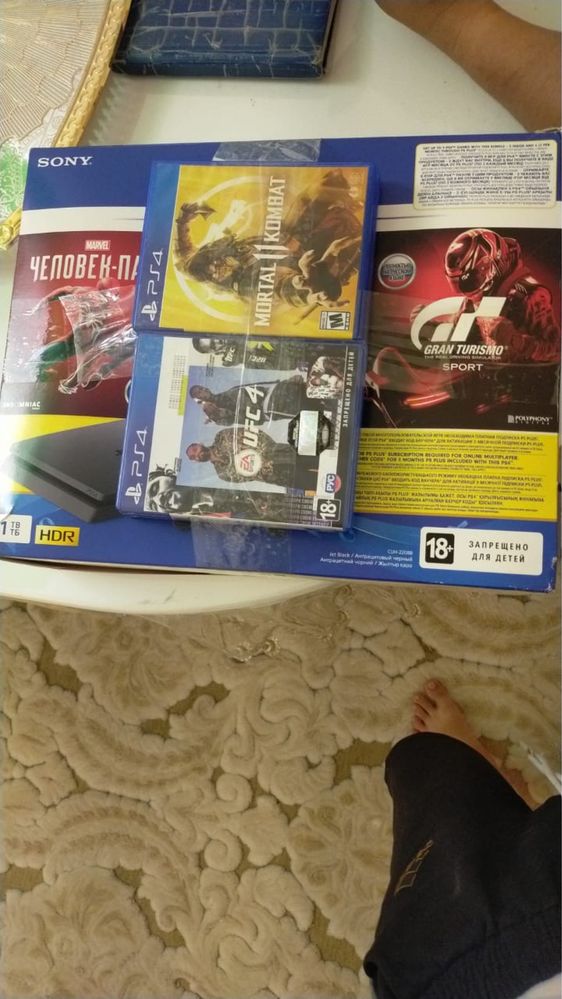 Продаю PS 4 (1 ТБ)+ 4 диска в подарок!