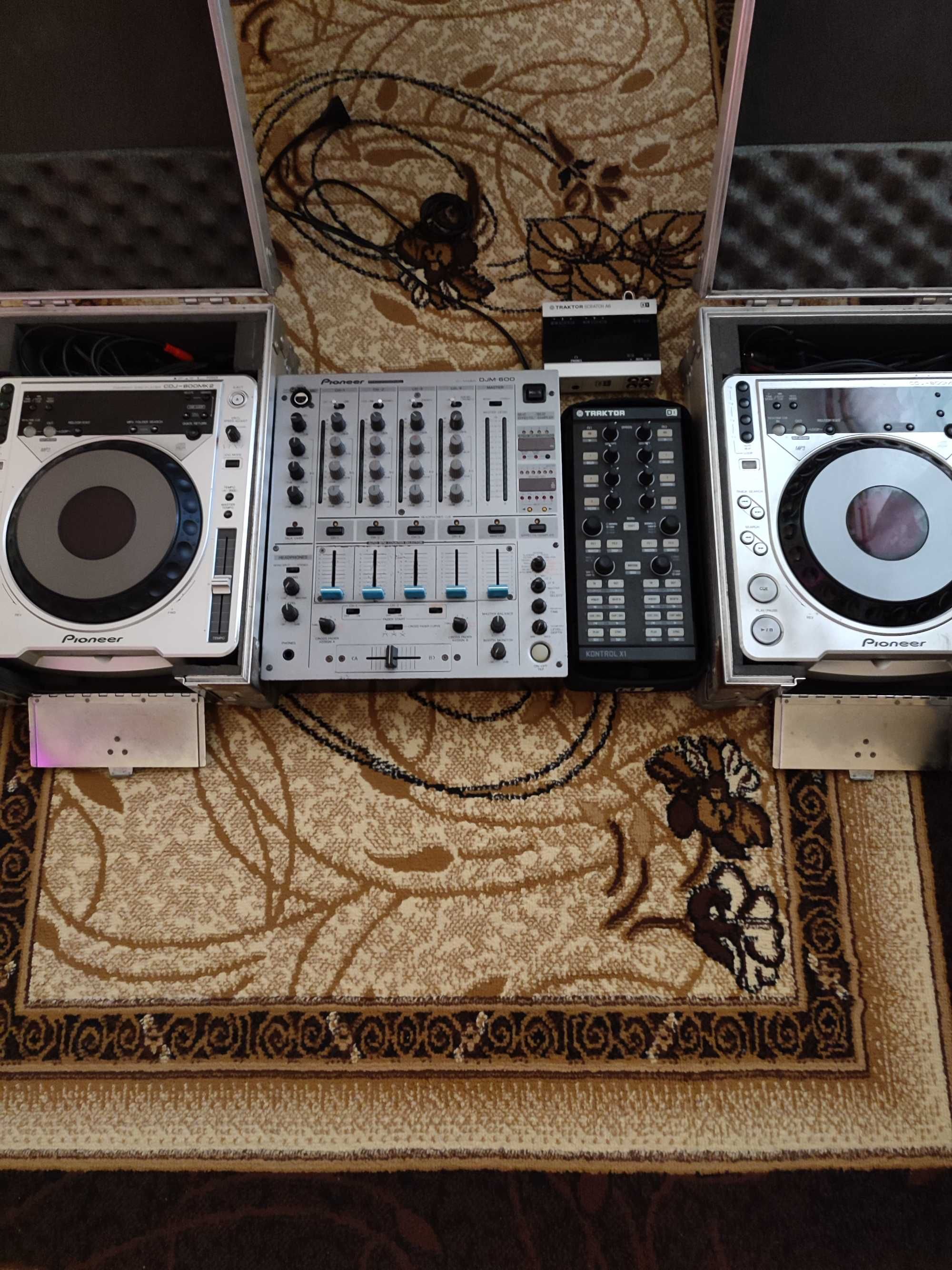 Продавам DJ оборудване. Pioneer DJM, Pioneer CDJ и Native Instruments.