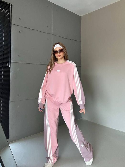 Trening Adidas calitate 
Marime standard
Pret stoc 230 lei