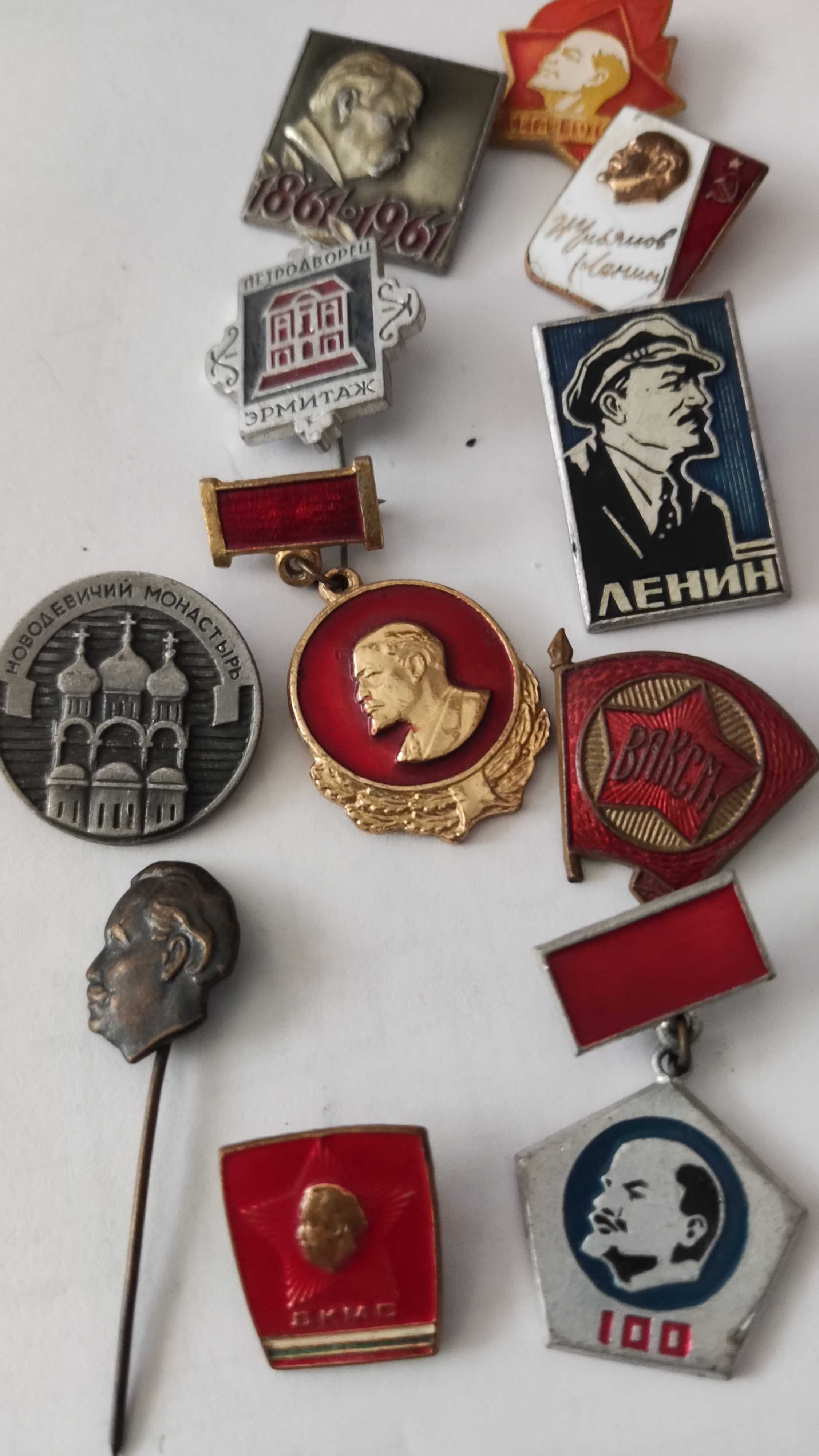 Продавам значки разни
