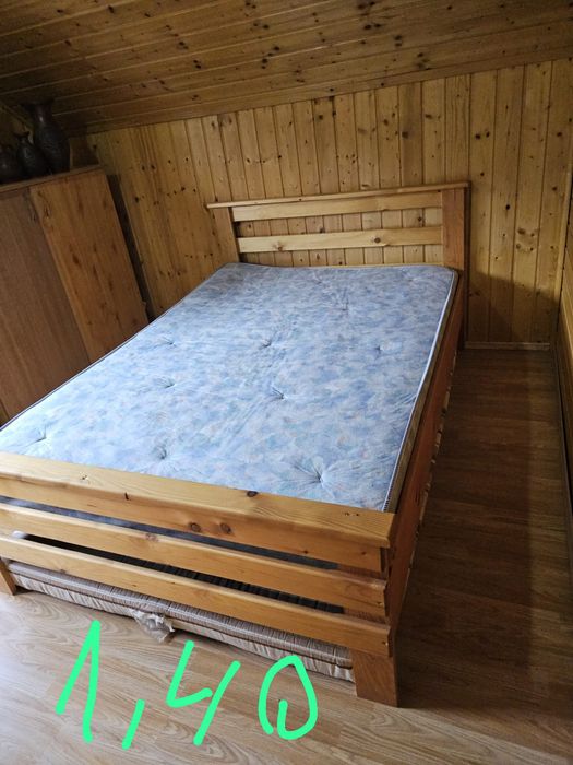 Vând 4 paturi cu saltele  si noptiere