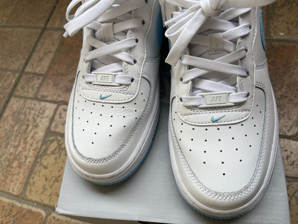 Nike air force 1 бели със синьо