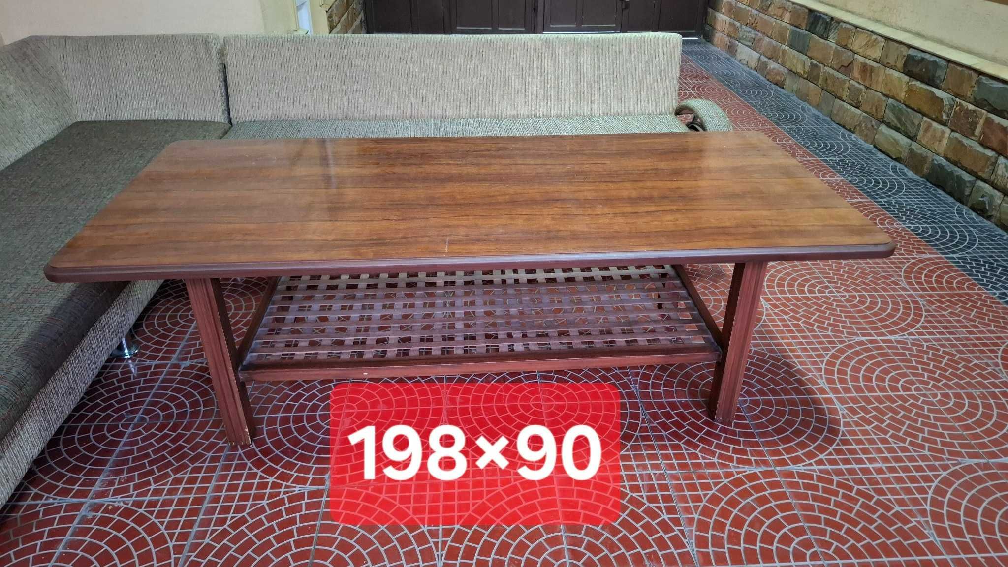 Komplekt tabiiy yog‘ochli stol bilan burchakli divan sotiladi