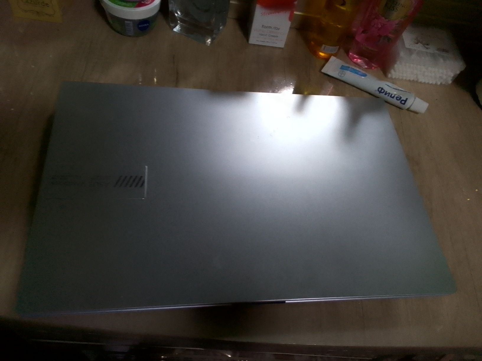 ASUS book noutbuk