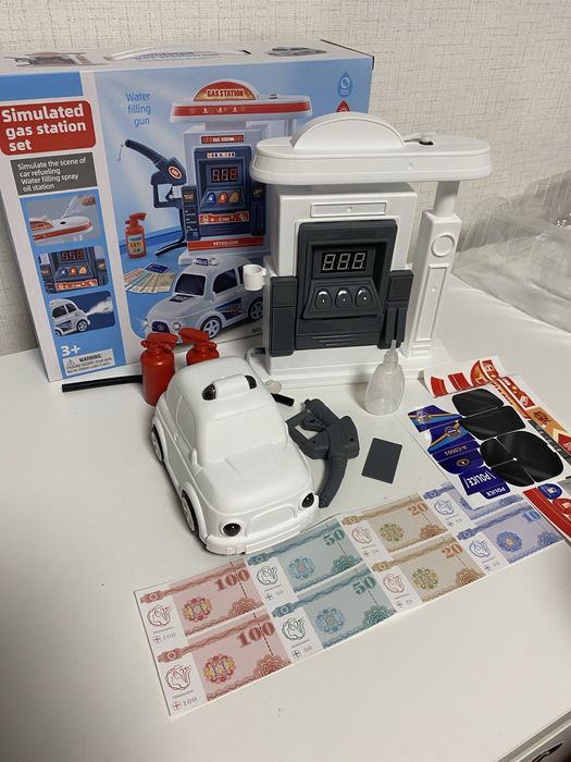 Бензиностанция и кола със звукови и светлинни ефекти