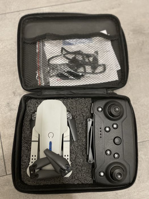 Дрон E88 Pro Foldable с дистанционно и калъф – отличен комплект!