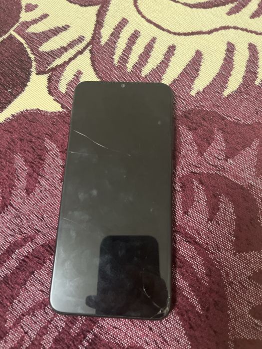 Продам телефон не работает обмен немного трещина