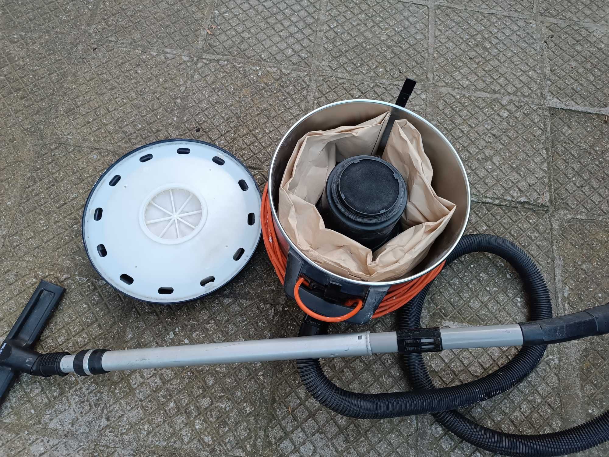 Професионална прахосмукачка Nilfisk VP930 HEPA