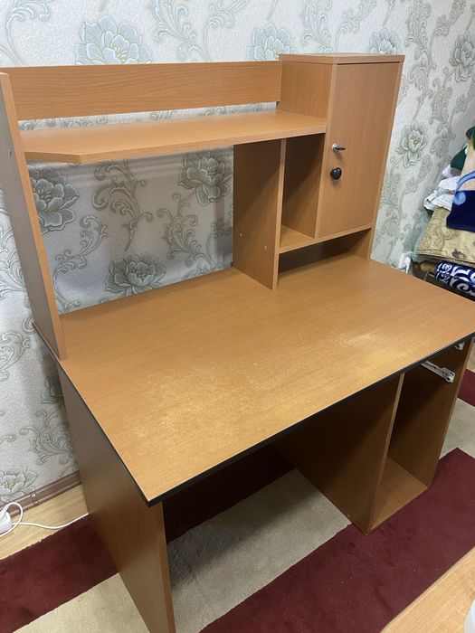 Продаю стол компьютерный