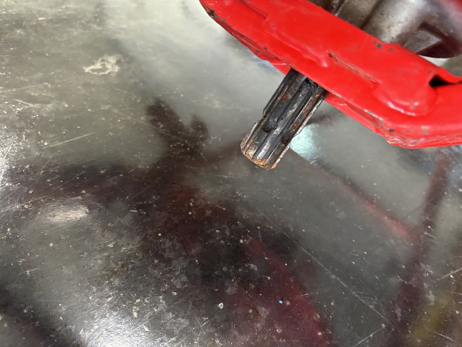 Motoburghiu masina dat gauri in pamant Stihl Husqvanra