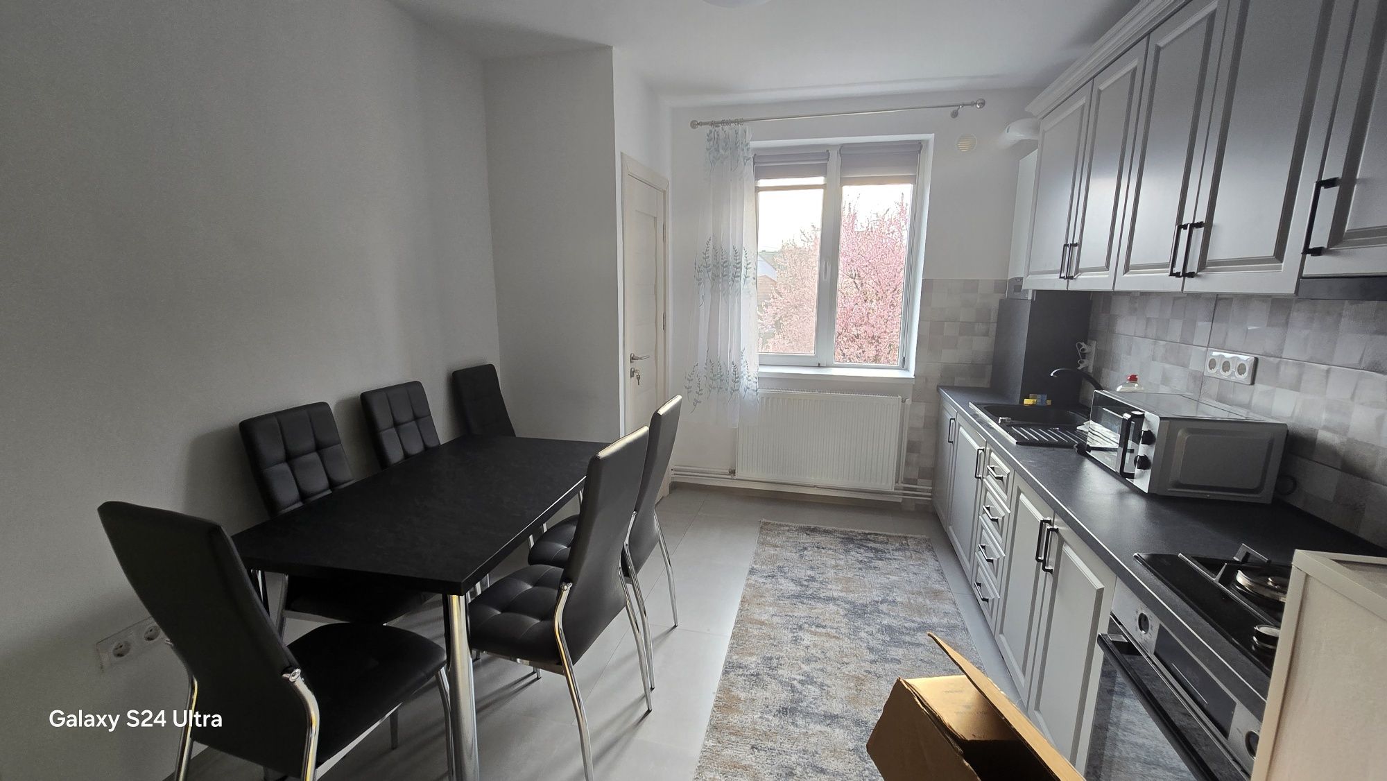 Închiriez apartament cu 3 camere  , coplect mobilat si utilat.